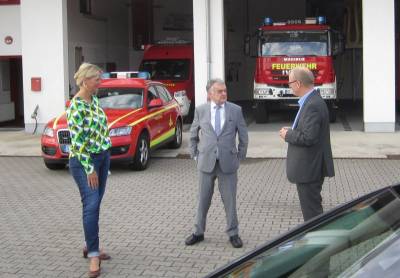 v.l. MdL Christina Schulze Fcking, Innenminister Herbert Reul, Landratskandidat Mathias Krmpel