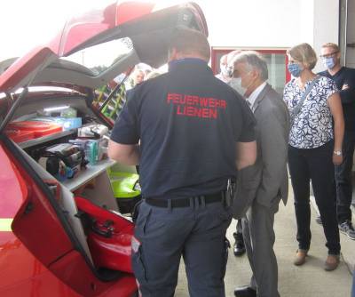 Marco Dierkschneider zeigt NRW Innenminister Herbert Reul die Ausstattung des First Responder Fahrzeuges
